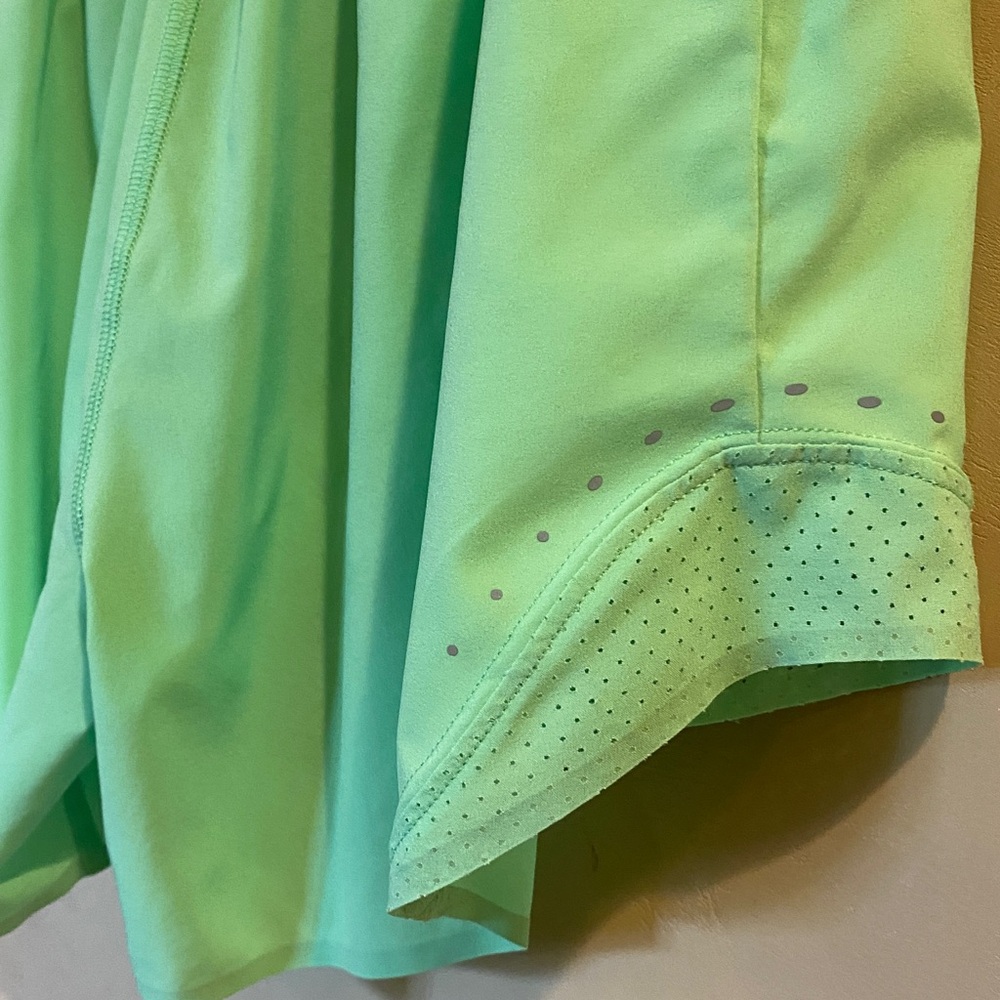 LULULEMON Hotty Hot Lined Running Short 4" Size 6 - Picture 6 of 12